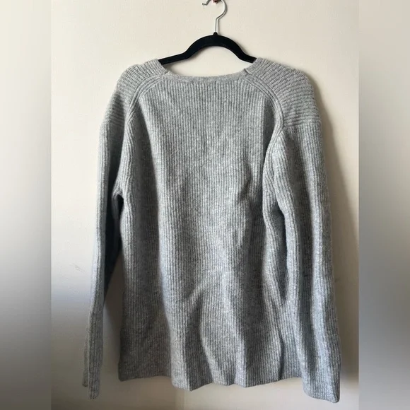 Uniqlo Knitted Gray V-neck Pullover Sweater - Picture 2 of 6